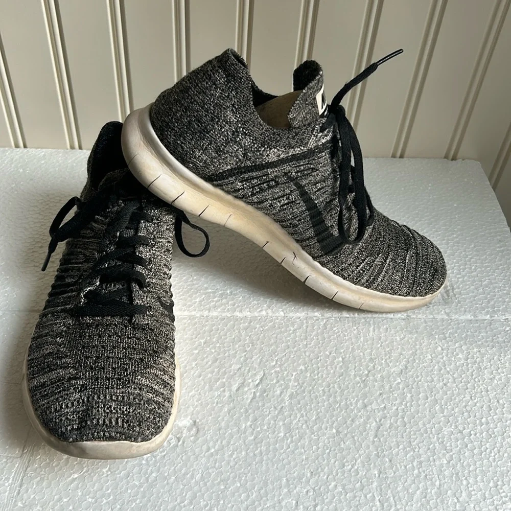 Nike Free kids youth run flyknit natural lace up sneakers size 6.5Y black grey